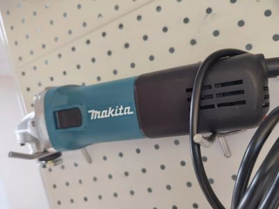 Лот: 11769721. Фото: 1. Угловая шлифовальная машинка Makita. Электроинструмент