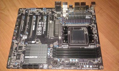 Лот: 4371792. Фото: 1. Gigabyte GA-990FXA-UD3. Материнские платы