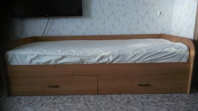 Лот: 12957278. Фото: 1. Кровать б/у с матрасом и ящиками... Кровати