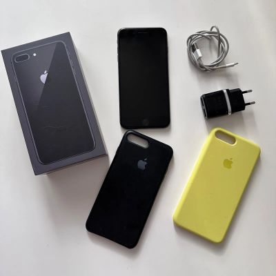 Лот: 19508421. Фото: 1. iPhone 8 Plus 64 GB черный. Смартфоны