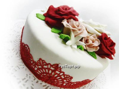 Лот: 5993745. Фото: 1. Торт с розами и кружевными бабочками... Торты, пирожные