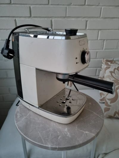 Лот: 23356501. Фото: 1. Кофеварка рожковая delonghi distinta... Чайники, кофемашины, кулеры
