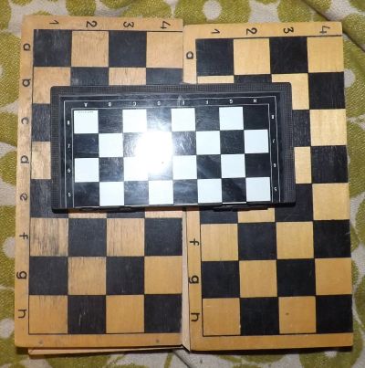 Лот: 16136713. Фото: 1. Шахматы 2 потрёпаных комплекта. Шахматы, шашки, нарды
