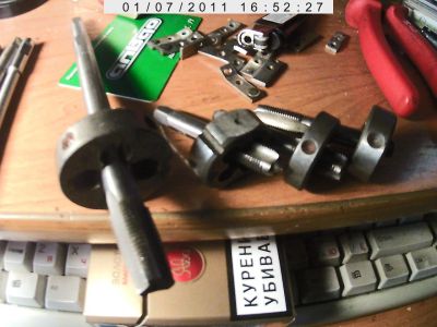 Лот: 9783048. Фото: 1. Плашка М10Х1 + метчики первый... Ручной инструмент