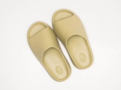 Лот: 20007175. Фото: 1. Сланцы Adidas Yeezy slide. Шлепанцы, сланцы