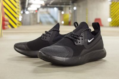 Лот: 10088290. Фото: 1. Nike Lunarcharge Essential. Кеды, кроссовки, слипоны