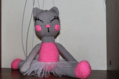 Лот: 11630691. Фото: 1. Вязаная игрушка, Кошка - Балерина. Мягкие