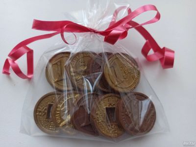 Лот: 17261828. Фото: 1. Набор шоколадных монет "К деньгам... Шоколад, конфеты