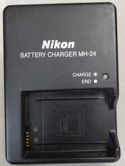Лот: 21976911. Фото: 1. Зарядное устройство Nikon MH-24... Аккумуляторы, зарядные