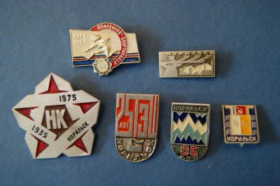 Лот: 3981654. Фото: 1. Значки " Норильск " 6 шт ( 1553... Сувенирные