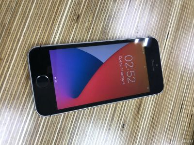 Лот: 17960125. Фото: 1. iPhone SE. Смартфоны