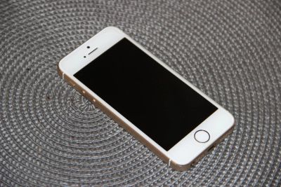 Лот: 8754883. Фото: 1. Продам Iphone 5s gold + допы... Смартфоны