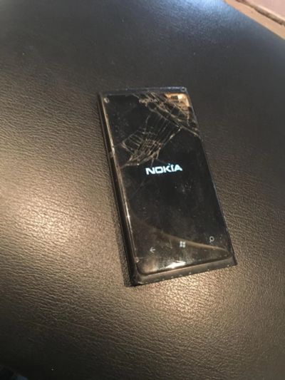 Лот: 11210158. Фото: 1. Nokia lumia 800 рабочая, треснут... Смартфоны