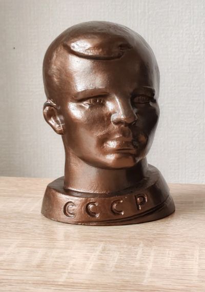 Лот: 25257715. Фото: 1. Бюст гагарин силумин. Предметы интерьера и быта
