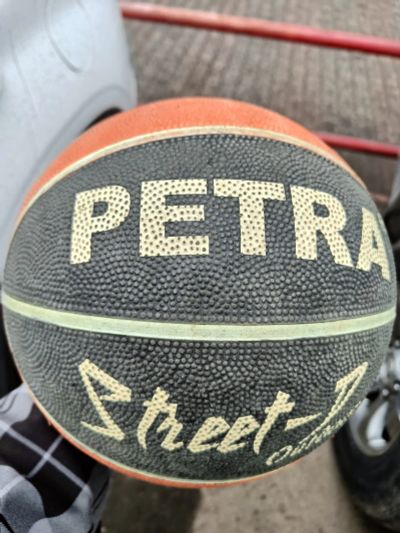 Лот: 25255011. Фото: 1. Баскетбольный мяч Petra. Мячи, ракетки, шайбы, клюшки