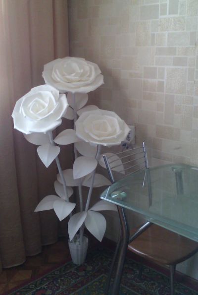 Лот: 9099597. Фото: 1. Розы белые, букет. Огромный светильник... Другое (свадебная мода)