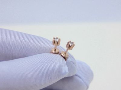 Лот: 12321105. Фото: 1. ЗОЛОТЫЕ СЕРЬГИ С БРИЛЛИАНТАМИ... Серьги, каффы
