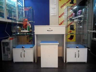 Лот: 3716041. Фото: 1. Витрины,тумбочка-ресепшн,табуретка. Торговое