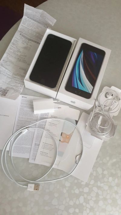 Лот: 16551054. Фото: 1. iPhone Se 2020 Белый 64gb на гарантии. Смартфоны