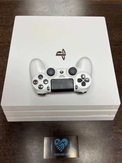 Лот: 20573803. Фото: 1. Белая PlayStation 4 Pro (тихая... Игровые приставки, консоли