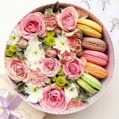 Лот: 6716467. Фото: 1. Коробочка с цветами и сладостями... Другое (цветы, букеты)