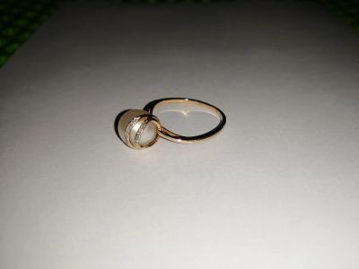 Лот: 20712647. Фото: 1. Золотое кольцо с жемчугом 2,2... Кольца, перстни