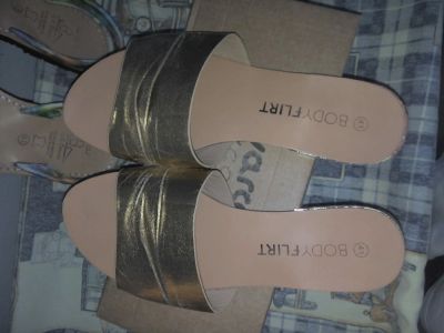 Лот: 10245803. Фото: 1. Золотые босоножки bonprix 40-41. Босоножки