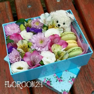 Лот: 7522876. Фото: 1. Цветочная коробочка с макаронс. Свежие цветы