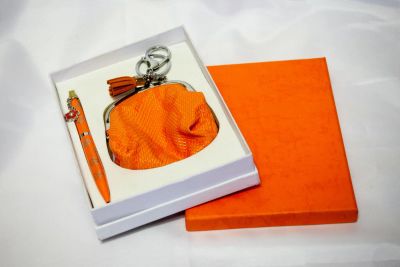 Лот: 6340911. Фото: 1. Набор из ручки и маленького кошелька... Сувенирные наборы