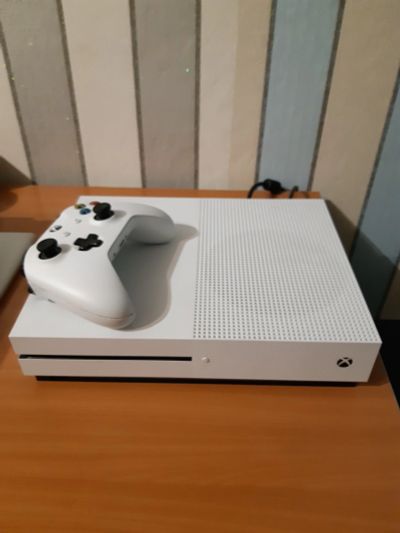 Лот: 15200981. Фото: 1. Xbox one s. Игровые приставки, консоли