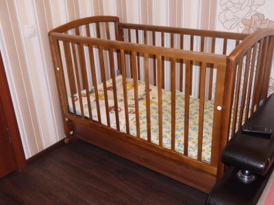 Лот: 4828153. Фото: 1. Продам детскую кроватку с матрасом. Детские кровати и кроватки