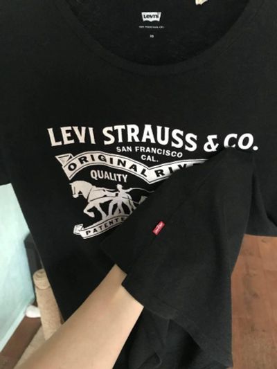 Лот: 12038869. Фото: 1. Футболка Levi’s фирменная левис... Футболки, топы и майки