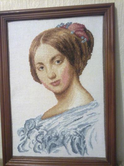 Лот: 6330849. Фото: 1. Картина вышитая крестом "Девушка... Картины, гравюры