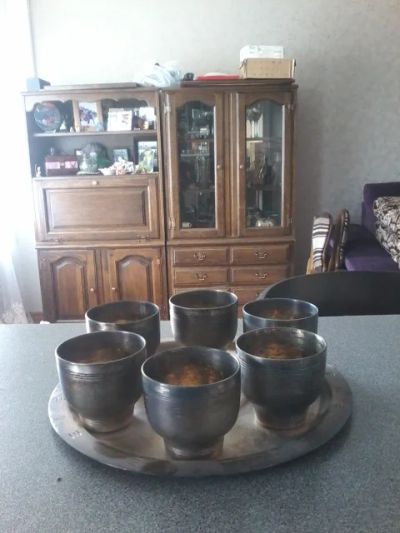 Лот: 12314955. Фото: 1. Рюмки и поднос,мельхиор и позолота... Рюмки, стопки