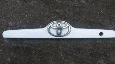 Лот: 4479386. Фото: 1. накладка на крышку багажника toyota... Кузов
