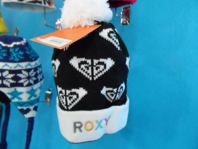 Лот: 4611988. Фото: 1. Шапка Roxy женская черно-белая. Головные уборы
