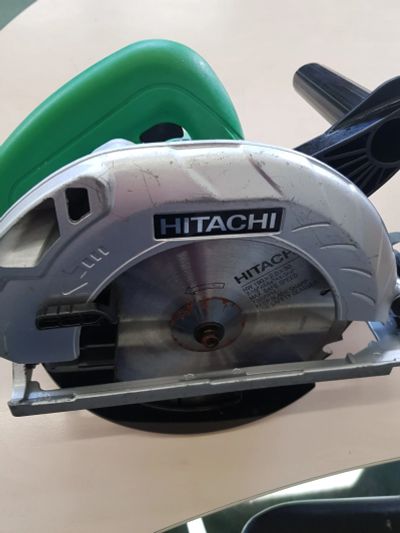 Лот: 20131026. Фото: 1. Торцовочная циркулярная пила Hitachi... Электроинструмент
