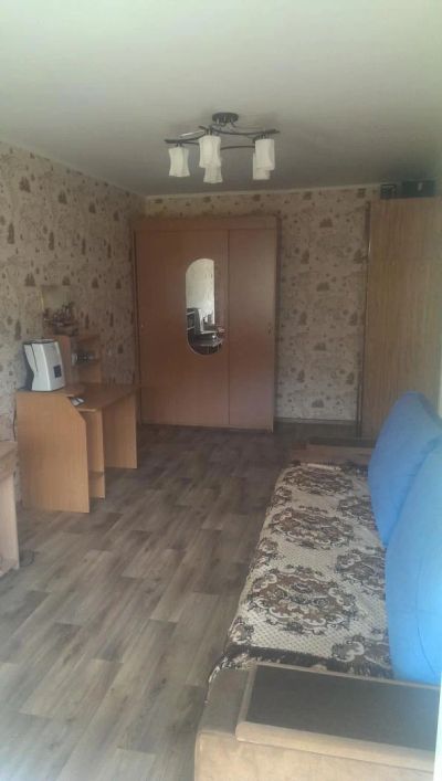 Лот: 8791374. Фото: 1. Компьютерный стол светлый. Компьютерные и письменные столы