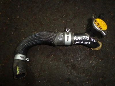 Лот: 14590772. Фото: 1. Патрубок радиатора TOYOTA VITZ... Двигатель и элементы двигателя