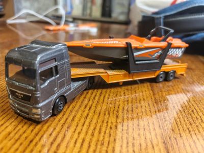 Лот: 25708953. Фото: 1. Моделька грузовика MAN TGX 1 к... Картины, гравюры