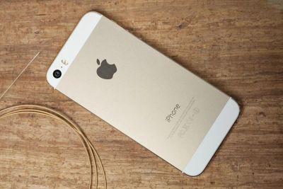 Лот: 7830183. Фото: 1. iPhone 5s gold 32gb. Смартфоны