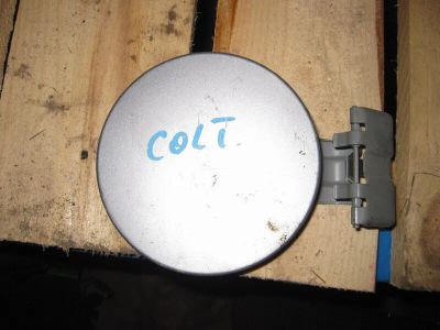 Лот: 20895526. Фото: 1. Лючок бензобака Mitsubishi Colt... Двигатель и элементы двигателя