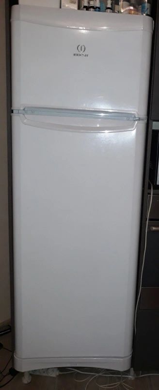 Лот: 12956885. Фото: 1. Холодильник Indesit. Холодильники, морозильные камеры