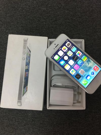 Лот: 8860210. Фото: 1. iPhone 5 16Gb silver б/у . Смартфоны