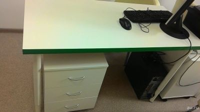 Лот: 13756714. Фото: 1. Рабочий стол с тумбой. Компьютерные и письменные столы