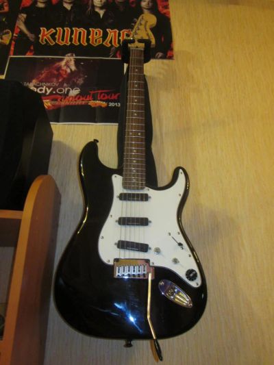 Лот: 6210406. Фото: 1. Squier by Fender Deluxe Stratocaster... Гитары