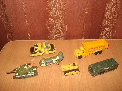 Лот: 10577891. Фото: 1. маленькие железные машинки 2. Развивающие