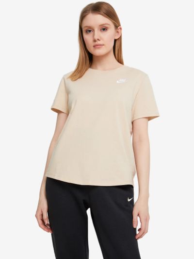 Лот: 22434858. Фото: 1. Футболка женская Nike Club Essentials... Другое (спортивная одежда)