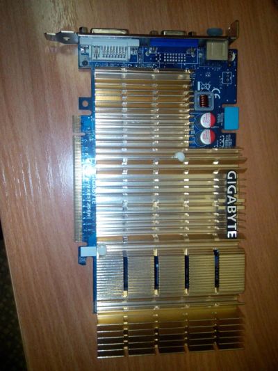 Лот: 4996448. Фото: 1. Gigabyte GeForce 8500Gt. Видеокарты