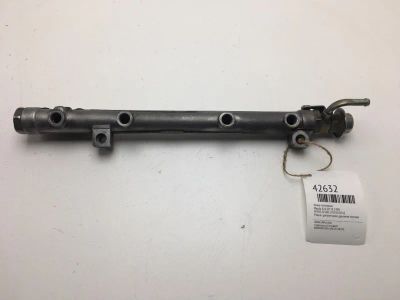 Лот: 20390650. Фото: 1. Рейка топливная Mazda 626 1990... Топливная система